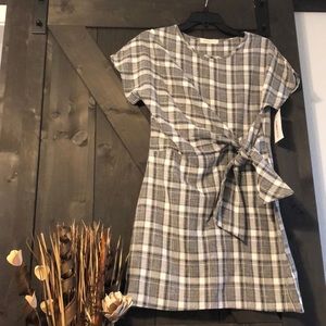 Dress with tie in front